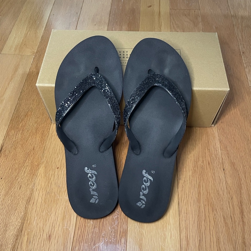 Reef Stargazer Flip Flops Black Glitter accent along rubber strap
Womens size 8